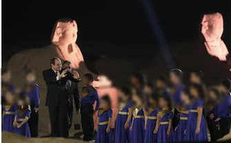 epa09602998 Egyptian President Abdel Fattah al-Sisi (C-L) attends the opening ceremony of the Avenue of Sphinxes at the ancient Temple of Luxor, in Luxor, Egypt, 25 November 2021. The 3,000-year-old Avenue of Sphinxes (El Kebbash Road) was opened to the public with a grand ceremony.  EPA/KHALED ELFIQI