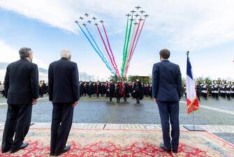 Trattato Italia-Francia A handout photo made available by Quirinale Palace shows Italian President Sergio Mattarella (C), French President Emmanuel Macron (R) and Italian Prime Minister Mario Draghi look on Italian Air Force (Aeronautica Militare)'s aerobatic demonstration team, the Frecce Tricolori (lit.Tricolour Arrows) and the 'Patrouille de France' aerobatics team, flying over the Quirinal Palace on the occasion of the signing of the Quirinal Treaty between Italy and France in Rome, Italy, 26 November 2021. ANSA/ PAOLO GIANDOTTI - QUIRINALE PRESS OFFICE ++HO - NO SALES EDITORIAL USE ONLY++