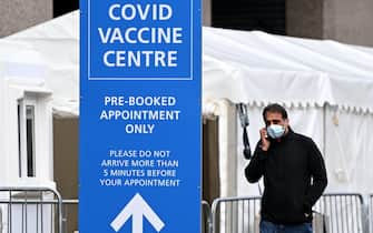 Un uomo nei pressi di un hub vaccinale anti-Covid dell'Nhs in Inghilterra