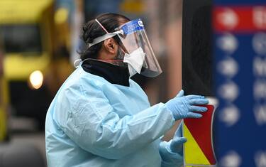Uk, tornano le mascherine. Johnson: “Terza dose a tutti per gennaio”