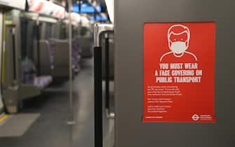 Un cartello di obbligo di mascherina su una metropolitana
