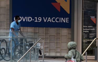 NEW YORK, NY - NOVEMBER 19: A sign outside of a hospital advertises the COVID-19 vaccine on November 19, 2021 in New York City. On Friday vaccine advisers to the US Centers for Disease Control (CDC) and Prevention voted unanimously in recommending a booster shot of the COVID-19 vaccines for all adults in the United States six months after they finish their first two doses. (Photo by Spencer Platt/Getty Images)