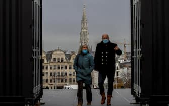 Due persone con la mascherina in Belgio