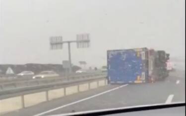 Uragano a Istanbul: tetti scoperchiati, crolli e 4 morti. VIDEO