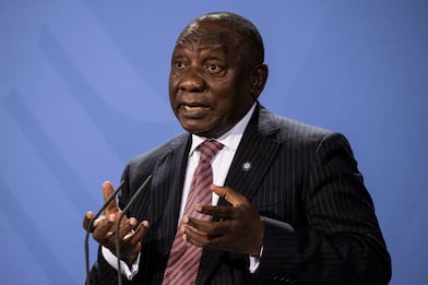 Variante Omicron, presidente Sudafrica: "Chiusure ingiustificate"
