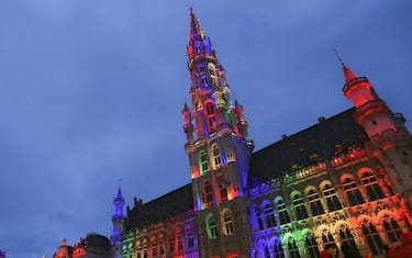 epaselect epa05362928 The City Hall and Grand Place of Brussels is illuminated in rainbow colours for the victims of a mass shooting in Orlando, USA on 12 June, in Brussels, Belgium, 13 June 2016. A total of 50 people including the suspect were killed and 53 were injured in a shooting attack at an LGBT club in Orlando, Florida, in the early hours of 12 June. The shooter was killed in an exchange of fire with the police after taking hostages at the club.  EPA/OLIVIER HOSLET