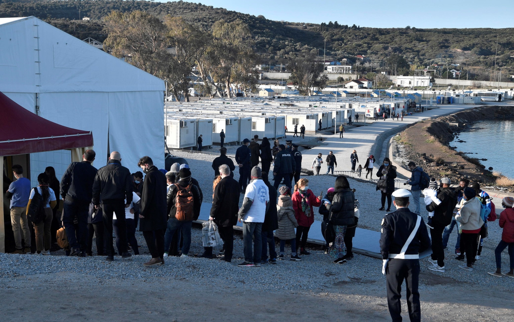 Migrants, Pope Francis visits refugees on the island of Lesbos