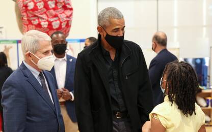 Covid, Barack Obama positivo: "Solo mal di gola, grato al vaccino"