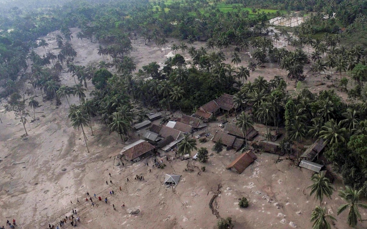 Indonesia Erutta Vulcano Semeru Rientra Allarme Tsunami In Giappone 