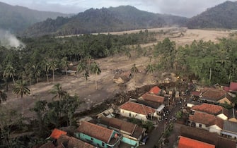 L'eruzione del vulcano Semeru in Indonesia