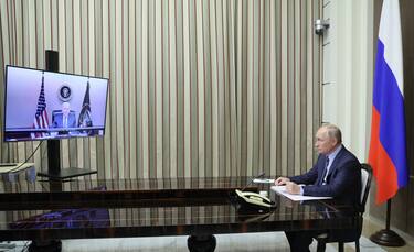 epa09627524 Russian President Vladimir Putin holds talks with US President Joe Biden via videoconference at the Bocharov Ruchei residence in Sochi, Russia, 07 December 2021. EPA/MIKHAEL METZEL / SPUTNIK / KREMLIN POOL MANDATORY CREDIT