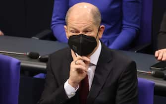 epa09628827 Designated German Chancellor Olaf Scholz before his election at the Bundestag in Berlin, Germany, 08 December 2021. A coalition of Social Democratic Party (SPD), Green party (Die Gruenen) and Free Democratic Party (FDP) forms the new German government.  EPA/FILIP SINGER