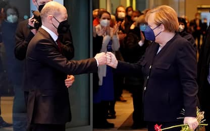 Germania, Scholz ha giurato come nuovo cancelliere. Chiusa era Merkel