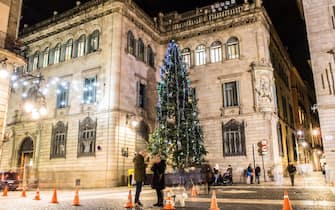 BARCELONA, CATALONIA, SPAIN - 2021/11/26: A tall Christmas tree is seen next to the Barcelona city hall. (Photo by Thiago Prudencio/SOPA Images/LightRocket via Getty Images)