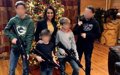 Figli armati nella foto di Natale, bufera su deputata Usa pro Trump