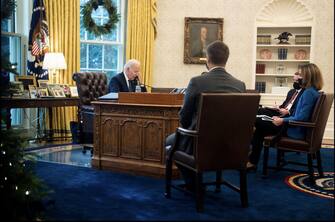 Un’ora e un quarto di telefonata tra il presidente degli Stati Uniti Joe Biden e il presidente ucraino Volodymyr Zelensky, in cui Biden ha ribadito il totale sostegno dell'America alla sovranità di Kiev