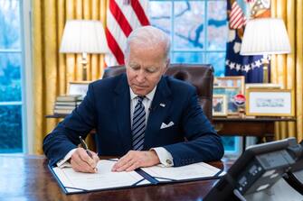 Joe Biden ha firmato un ordine esecutivo che prevede zero emissioni nette per il governo federale al 2050 e una riduzione del 65% al 2030
