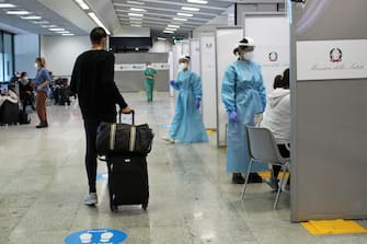 Passengers wait to make coronavirus covid19 test at Fiumicino Airport in Rome, 15 October 2020. ANSA/TELENEWS