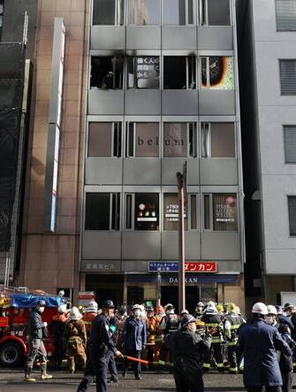 Incendio palazzo Osaka Folla davanti all'edificio dove si è verificato l'incendio a Osaka
