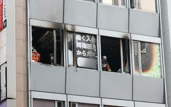 Vigili del fuoco all'interno dell'edificio dove si è verificato l'incendio a Osaka