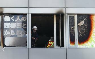 Pompieri all'interno dell'edificio dove si è verificato l'incendio a Osaka