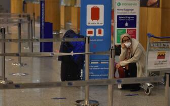 Passeggera in attesa in un aeroporto in Marocco