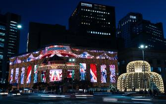 epa09646369 People look at illuminated Christmas decorations in Seoul, South Korea, 17 December 2021.  EPA/JEON HEON-KYUN
