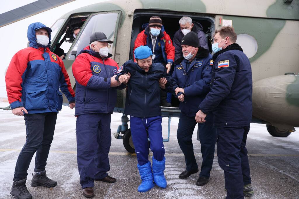 Maezawa arriva in elicottero nell'aeroporto kazako dopo essere atterrato dalla Soyuz 