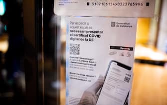 A sign requiring the Covid vaccination certificate known as Green Pass, is seen at the entrance of a restaurant in the Barcelona city center in Spain on December 11, 2021. The Covid-19 passport is known required for access to bars and restaurants in Catalonia and other regions of Spain. (Photo by Davide Bonaldo/Sipa USA)
