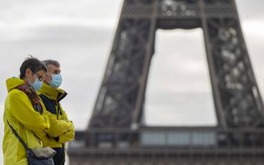 Covid, Omicron dilaga in Europa. Record in Francia, oltre 100mila casi