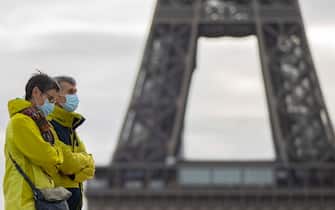 epa09565599 Pedestrians wear protective face masks as they walk past the Eiffel Tower in Paris, France, 05 November 2021. The World Health Organization (WHO) has expressed concern over the rising number of COVID-19 coronavirus infections across many parts of Europe as in Germany and the Netherlands. Mediterranean countries including France, Spain and Italy have not yet seen a spike in infection rates.  EPA/IAN LANGSDON