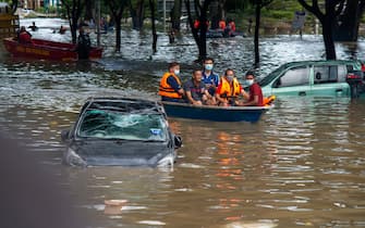(211220) - SELANGOR, Dec. 20, 2021 (Xinhua) - Rescuers evacuate flood victims in Shah Alam, Selangor, Malaysia, Dec. 20, 2021. Eight people have been reported dead due to severe flooding in Malaysia as of Monday , authorities in Selangor state said.  (Photo by Chong Voon Chung / Xinhua) - Chong Voon Chung - // CHINENOUVELLE_XxjpbeE007400_20211220_PEPFN0A001 / 2112201751 / Credit: CHINE NOUVELLE / SIPA / 2112201753