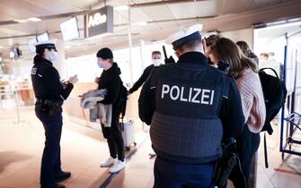 25 November 2021, Hamburg: Officers of the Federal Police check the Corona vaccination status and entry registration of arriving passengers on a flight from Amsterdam. Due to the stricter Corona travel rules, travellers must also expect longer waiting times at Hamburg Airport when entering the country. Photo: Christian Charisius/dpa (Photo by Christian Charisius/picture alliance via Getty Images)