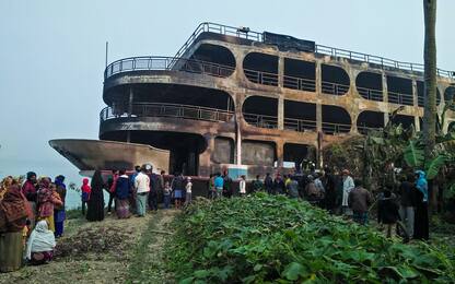Bangladesh, incendio in un traghetto su un fiume: almeno 37 morti