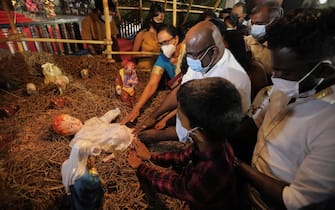 Persone intorno a un presepe a Colombo