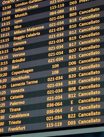 Un tabellone con le segnalazioni dei voli cancellati in occasione dello sciopero trasporto aereo all'aeroporto Leonardo da Vinci, Fiumicino (Roma), 25 novembre 2019. ANSA/ TELENEWS