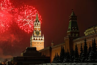 epa09661855 Fireworks light the night sky over the Kremlin and an empty Red Square to mark the New Year in Moscow, Russia, 01 January 2022. The Red Square is closed for the mass New Year celebration on the night of December 31 to January 01 due to a spike in Covid-19 cases in Moscow.  EPA/MAXIM SHIPENKOV