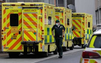 epa09660474 Ambulances stand outside the Royal London Hospital in London, Britain, 30 December 2021. According to data released by the UK Health Security Agency (UKHSA) on 29 December, 183,037 new COVID-19 cases and 57 deaths in 28 days of a positive test were reported in the UK. COVID-19 cases continue to rise in Britain putting increased pressure on hospitals and National Health Service (NHS) staffing levels.  EPA/VICKIE FLORES