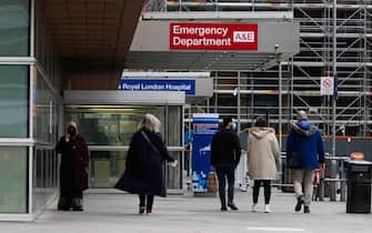 epa09660480 People walk outside the Emergency Department (A&E) of the Royal London Hospital in London, Britain, 30 December 2021. According to data released by the UK Health Security Agency (UKHSA) on 29 December, 183,037 new COVID-19 cases and 57 deaths in 28 days of a positive test were reported in the UK. COVID-19 cases continue to rise in Britain putting increased pressure on hospitals and National Health Service (NHS) staffing levels.  EPA/VICKIE FLORES