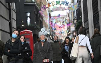 epa09659789 Shoppers on Carnaby Street in London, Britain, 29 December 2021. British Prime Minster Boris Johnson has said the vaccination campaign has allowed England to maintain its current level of coronavirus controls and people should enjoy New Year in a sensible and cautious way.  EPA/NEIL HALL