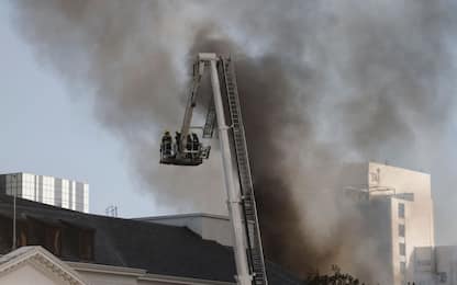 Sudafrica, domato incendio nella sede del Parlamento a Città del Capo
