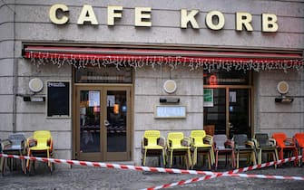 epa09597488 A closed cafe is seen on the first day of a nationwide lockdown in Vienna, Austria, 22 November 2021. Austrian Chancellor Alexander Schallenberg announced a mandatory vaccination against the SARS-CoV-2 coronavirus by February 2022, and a general nationwide lockdown to stem the ongoing pandemic of COVID-19 starting 22 November.  EPA/CHRISTIAN BRUNA