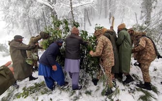 Soccorritori al lavoro in Pakistan, dopo la bufera di neve