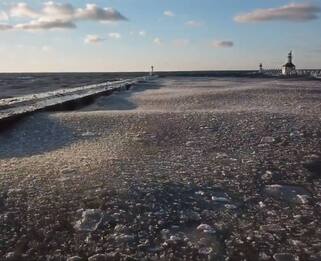 Il lago Michigan si ghiaccia: l'effetto è ipnotizzante. VIDEO