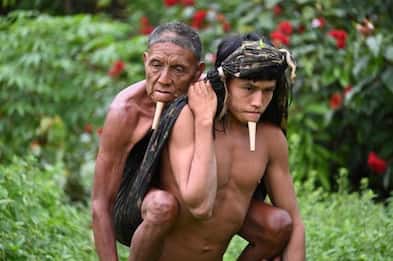 Amazzonia, 12 ore con il padre sulle spalle per farlo vaccinare