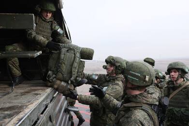 Kazakistan, le forze guidate dalla Russia iniziano ritiro