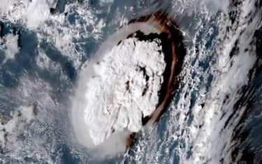 fermo immagine del video dell’esplosione del vulcano sottomarino a Tonga vista dal satellite