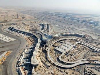 Abu Dhabi, attacco con droni contro l’aeroporto: almeno 3 morti 