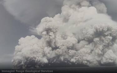 Un fermo immagine tratto da un video Tonga Geological Services distribuito dall'AFP del 17 gennaio mostra l'eruzione vulcanica a Tonga e l'enorme nuvola di cenere che copre l'isola provocando il fenomeno che ha innescato uno tsunami nel Pacifico.
ANSA/AFP EDITORIAL USE ONLY NO SALES