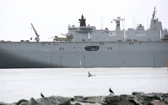 epa09696149 HMAS Adelaide is seen in Brisbane, Australia, 20 January 2022. Two RAAF planes and HMAS Adelaide are readying to depart Australia for Tonga to provide emergency disaster relief as soon as conditions allow.  EPA/JONO SEALRE  AUSTRALIA AND NEW ZEALAND OUT